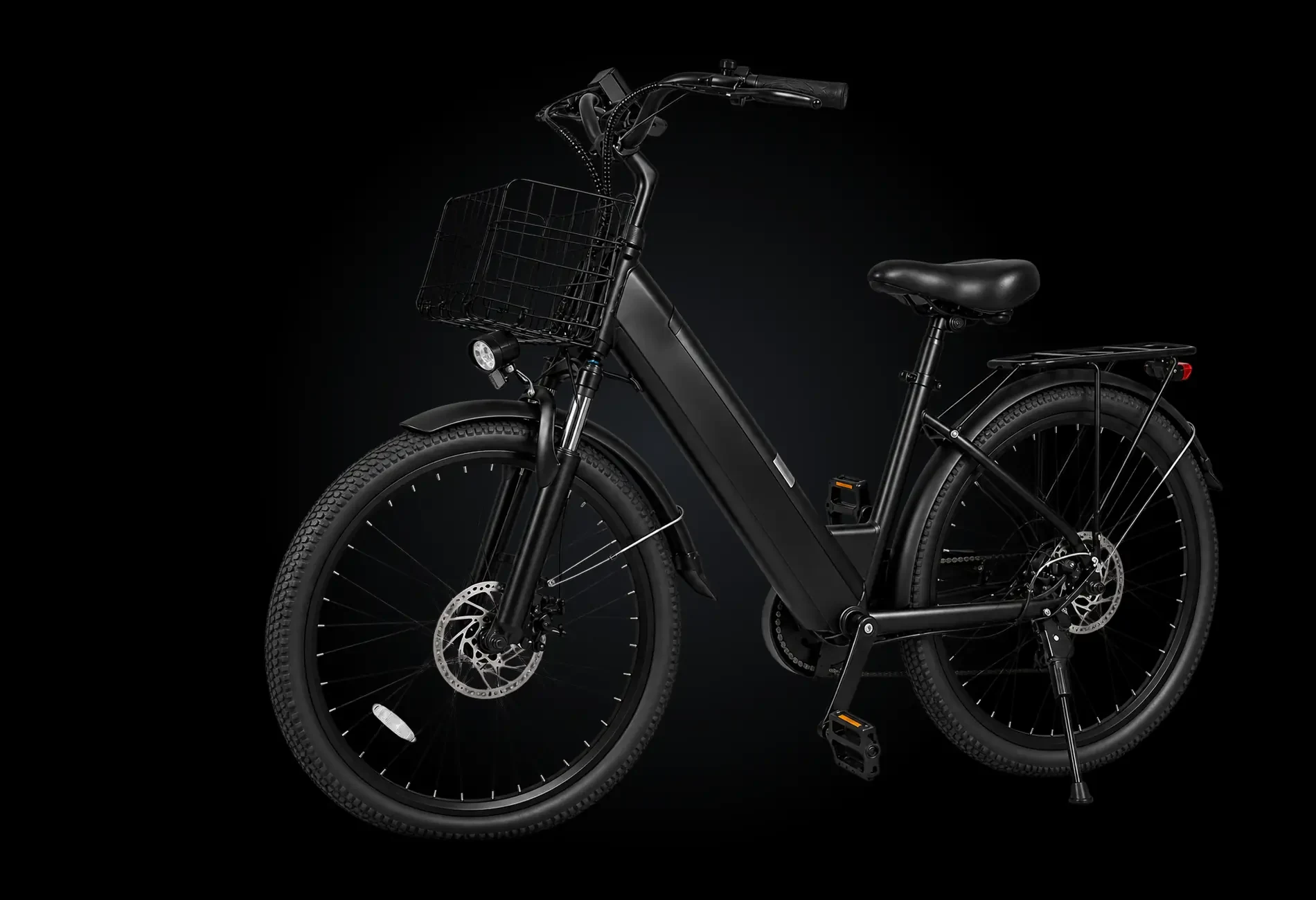 OVE CITYBIKE noir de trois quarts, cadre bas, panier avant et porte-bagages