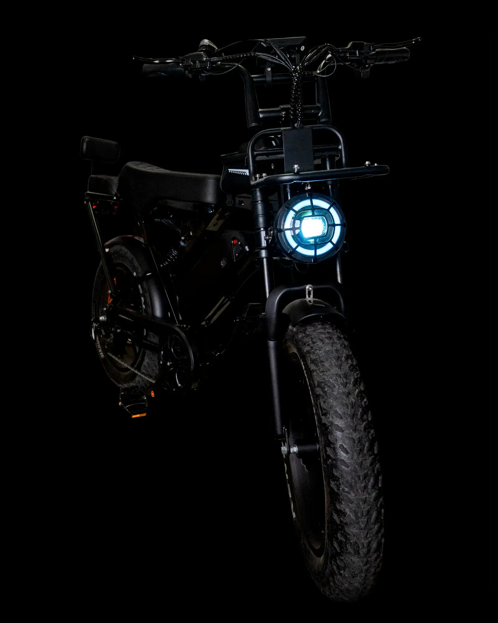 OVE FATBIKE de face, phare rond allumé et roue avant large