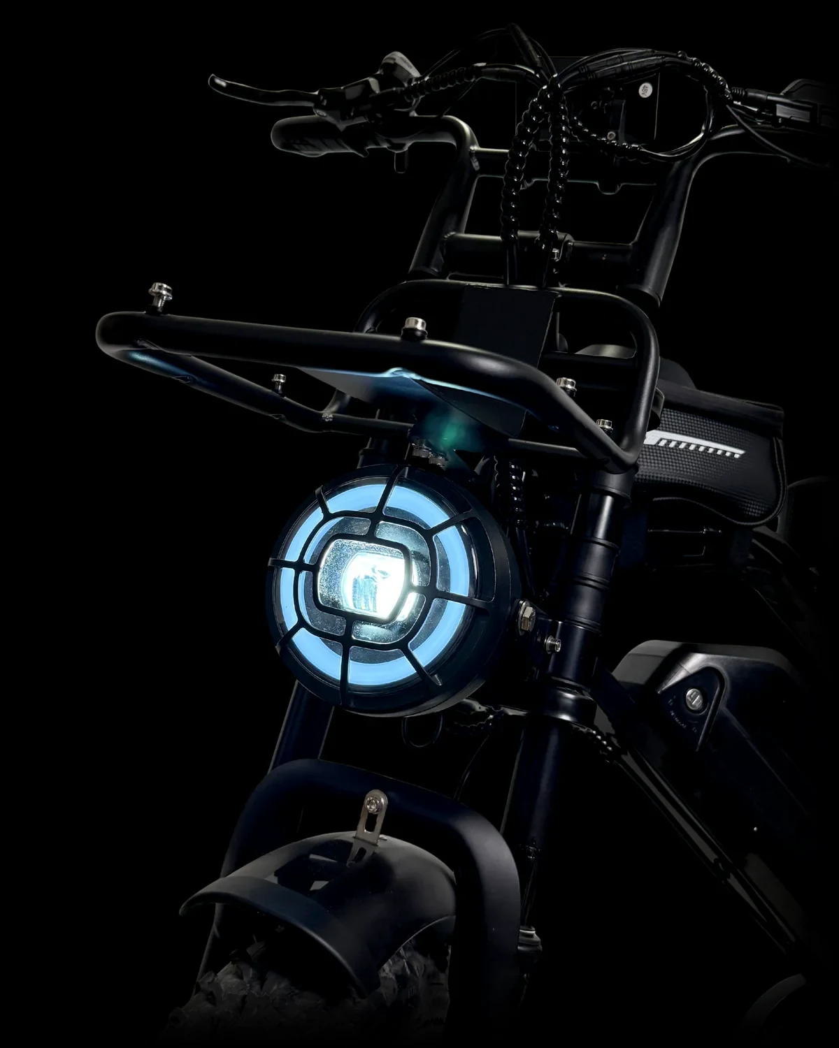 Le phare rond d'OVE FATBIKE, allumé